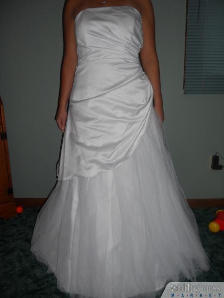 weddingdressmarket.com™ - BUY, SELL or RENT Wedding Gowns & Accessories - Buy New and Pre-Owned Wedding Dresses,